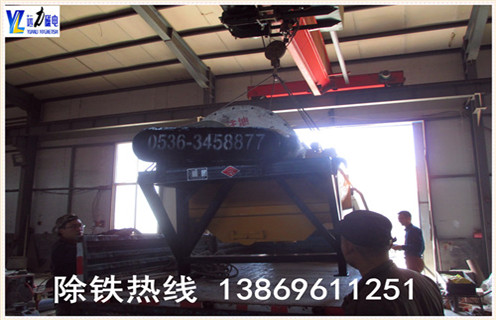 .草莓视频下载筒體產品噪音原因:底箱中有障礙物  　　1.1檢查人員檢修後將雜物遺留在底箱內;  　　1.2由於管理不善或操作不慎將檢查用的小勺頭.鐵管頭.鐵絲等雜物掉進底箱內;  　　1.3有些選礦廠用立式泵.回收泵處理泵坑礦泥,這些礦泥打到磁選機的某個係統中,由於礦泥中含有鐵絲.螺帽.焊條頭.碎鋼球.水泥塊等雜物,若除渣設備失效,使這些雜物隨礦漿進入底箱內,卡在底箱某處與筒體產生撕裂與摩擦聲.  　　2.草莓视频下载筒體產生噪音解決措施：  　　2.1草莓视频下载底箱中如有障礙物,發現後要立即停機清理底箱取出障礙物,檢查清渣設備是否完好.  　　2.1草莓视频下载筒體耐磨層劃壞.筒體磨漏  　　2.3塗刷耐磨層的原料因其配方.溫度.時間.衛生等情況不適.耐磨層過早脫落,使筒體磨漏.也有底箱隔板偶然開焊凸起,將耐磨 層劃壞等現象.  　　2.4由於某種原因,底箱突然進入鋒利的鐵器,或底箱中積累的雜物,又得不到及時清理,卡在槽體與磁選機筒體之間,發出撕裂與摩擦聲,將耐磨層刮起或磨壞,嚴重時會把筒體磨漏.  　　​發現以上這些現象都要停機處理,首先將刮起的耐磨層剪斷,然後進行修補.並取出底箱裏的障礙物,筒體磨漏要更換筒體,定期清理底箱.